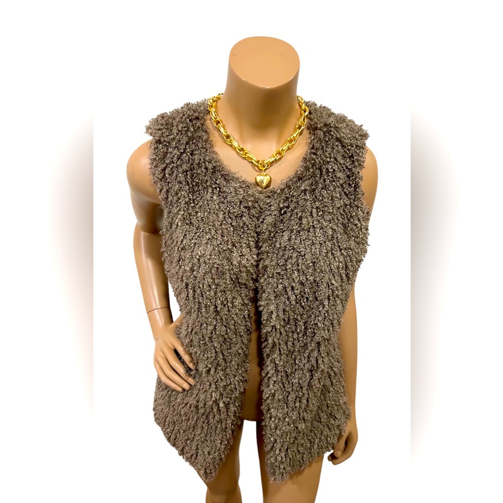 Super trendy and cute faux fur vest 💕🛍️✨